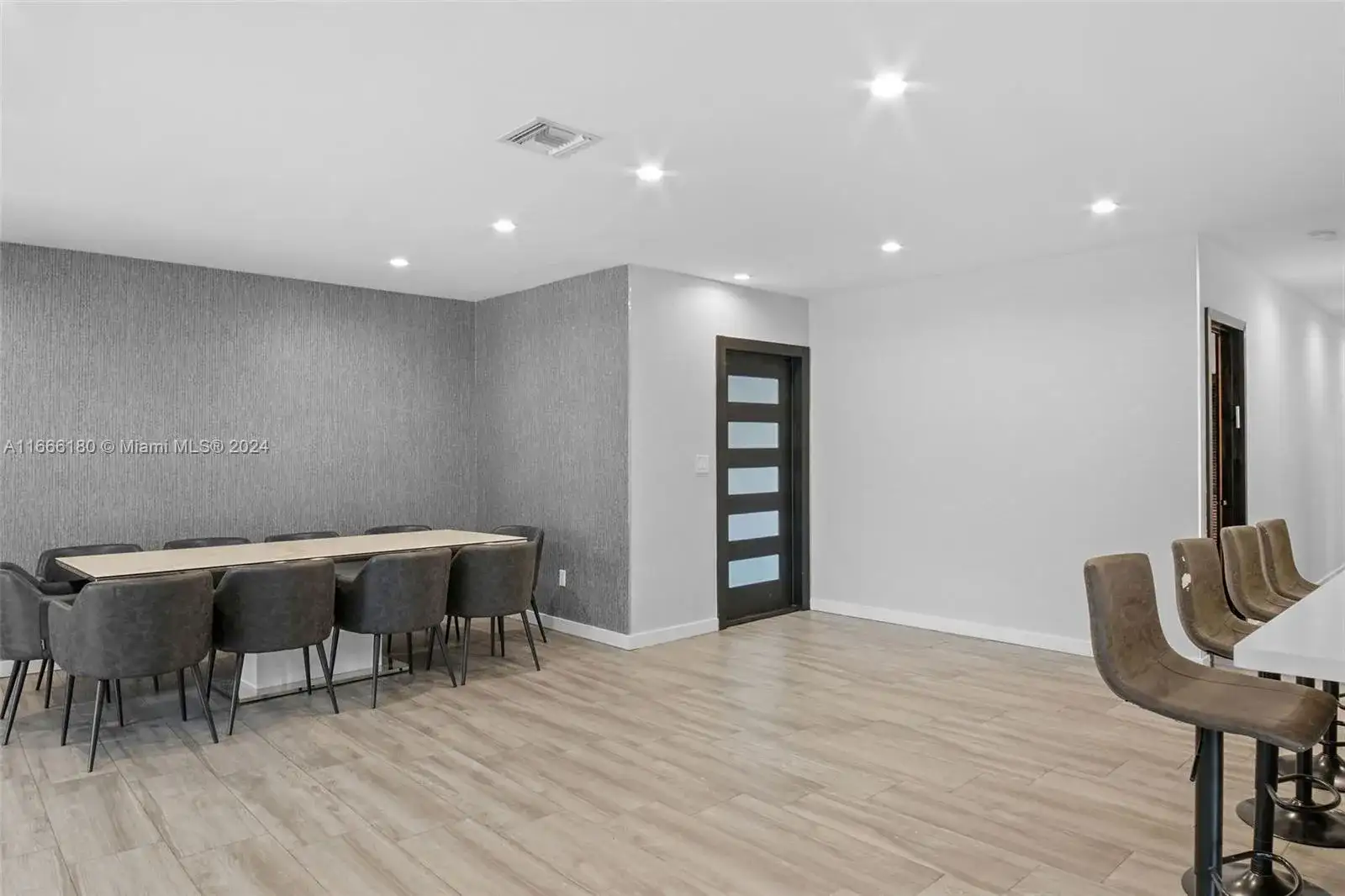 1555 Daytonia Rd, Miami Beach FL 33141 photo 2