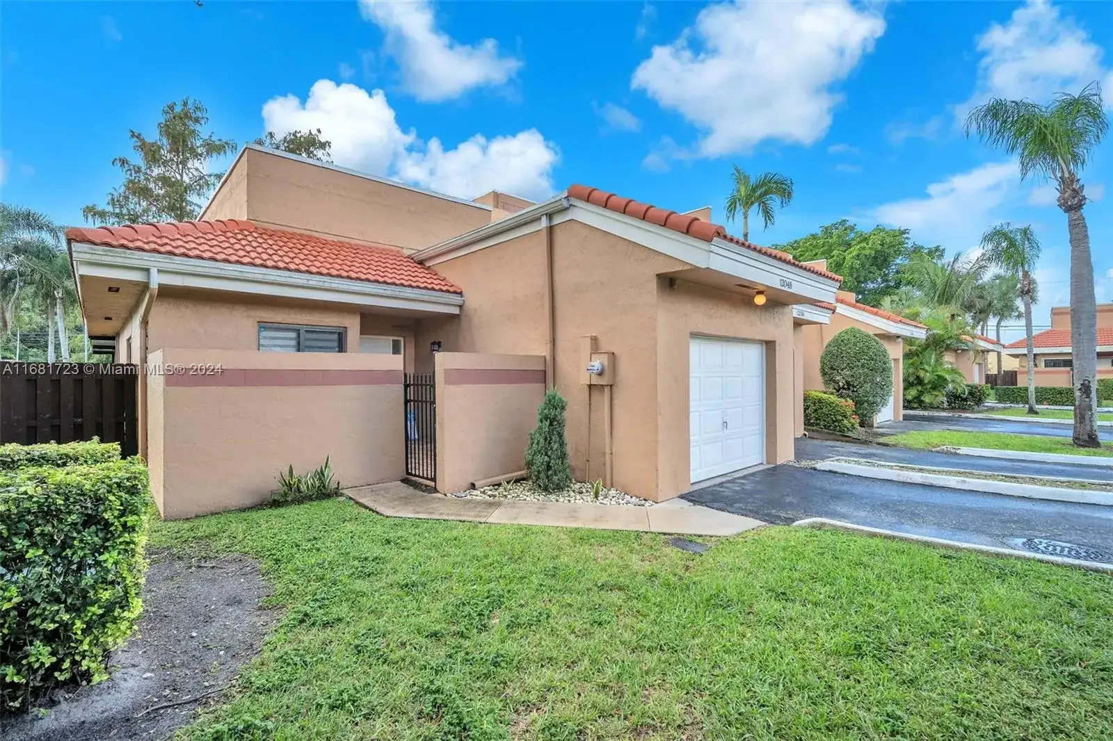 12048 S Las Palmas Dr, Pembroke Pines FL 33025 photo 2