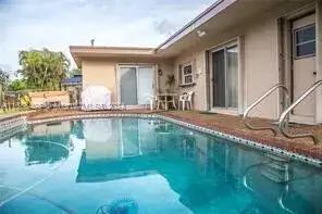 8911 NW 7th Ct, Pembroke Pines FL 33024 photo 2