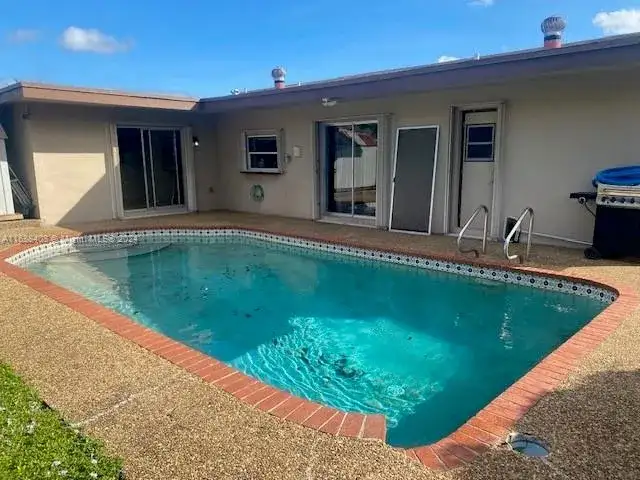 8911 NW 7th Ct, Pembroke Pines FL 33024 photo 5