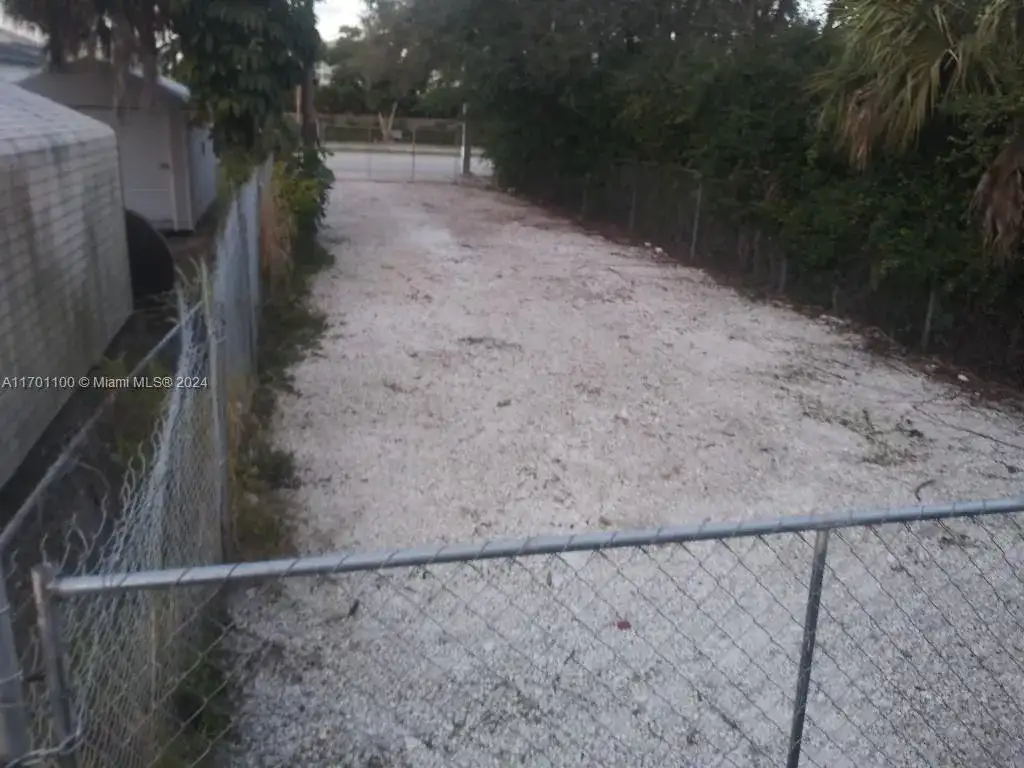 Pembroke Rd, West Park FL 33023 photo 2