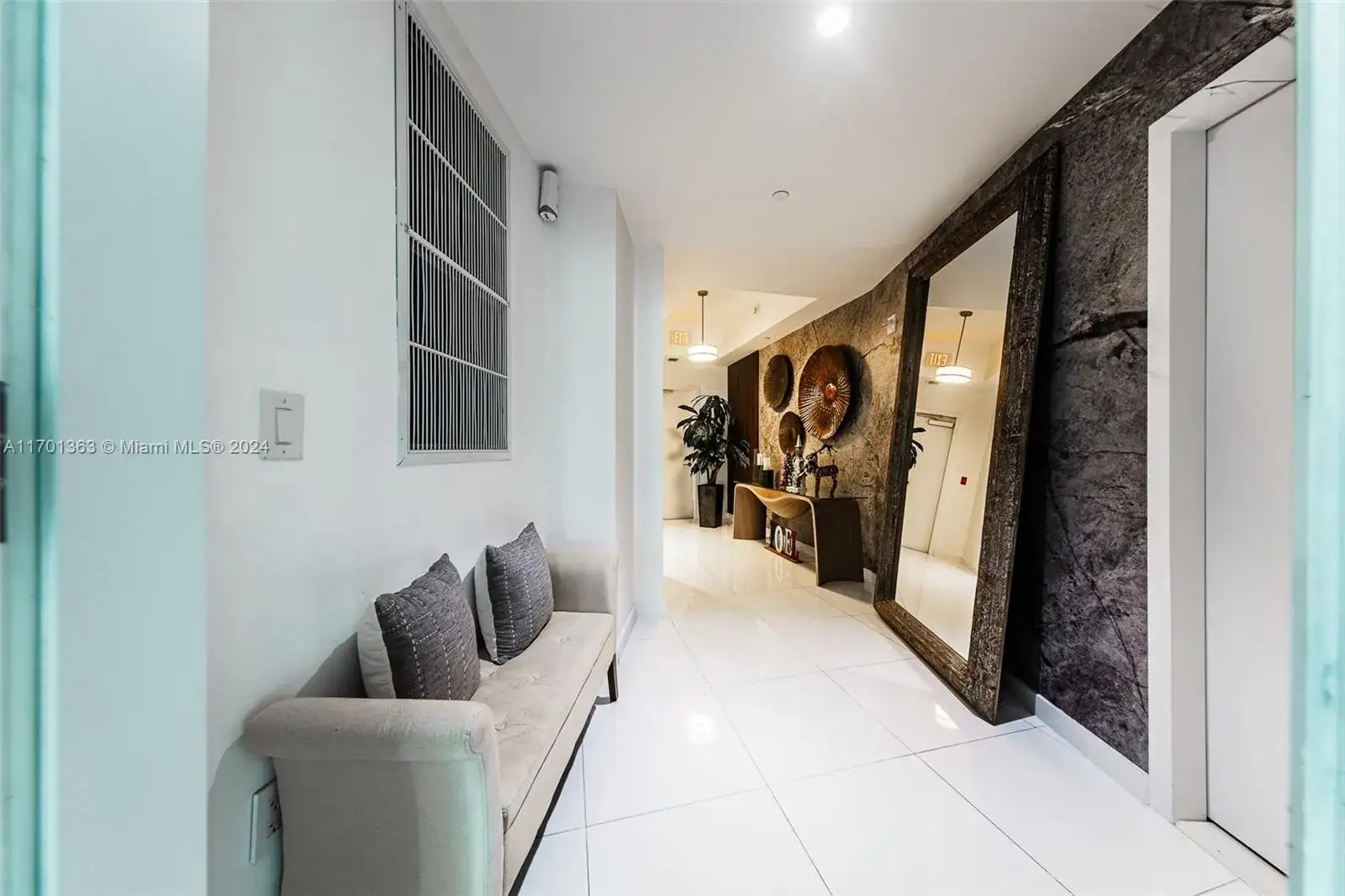 851 NE 1st Ave # 2111, Miami FL 33132 photo 3