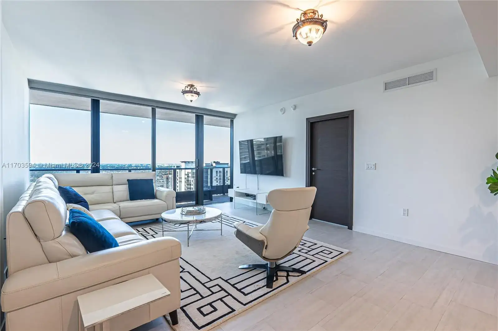 1000 Brickell Plz, Miami FL 33131 photo 4