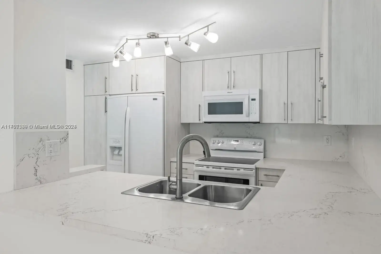 18330 Mediterranean Blvd # 23, Hialeah FL 33015 photo 4