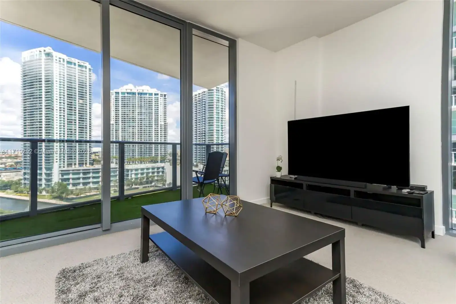 31 SE 6th St # 1902, Miami FL 33131 photo 3