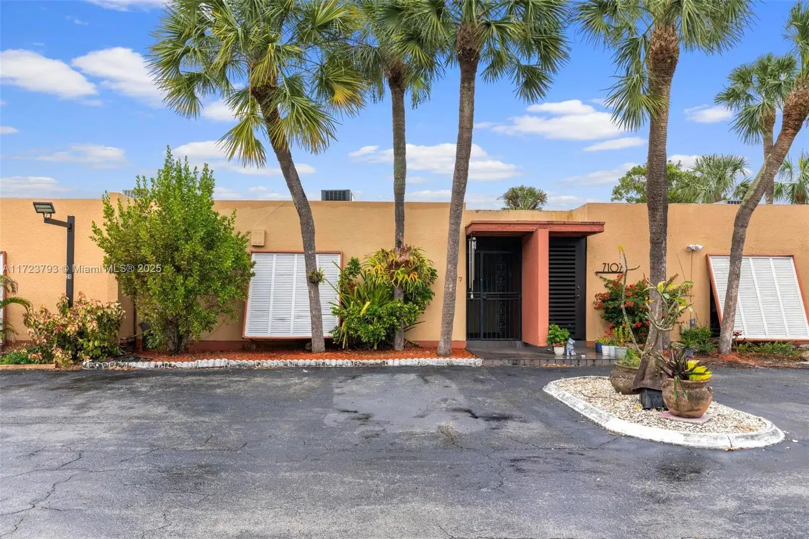 7117 Ballantrae Ct, Miami Lakes FL 33014 photo 2