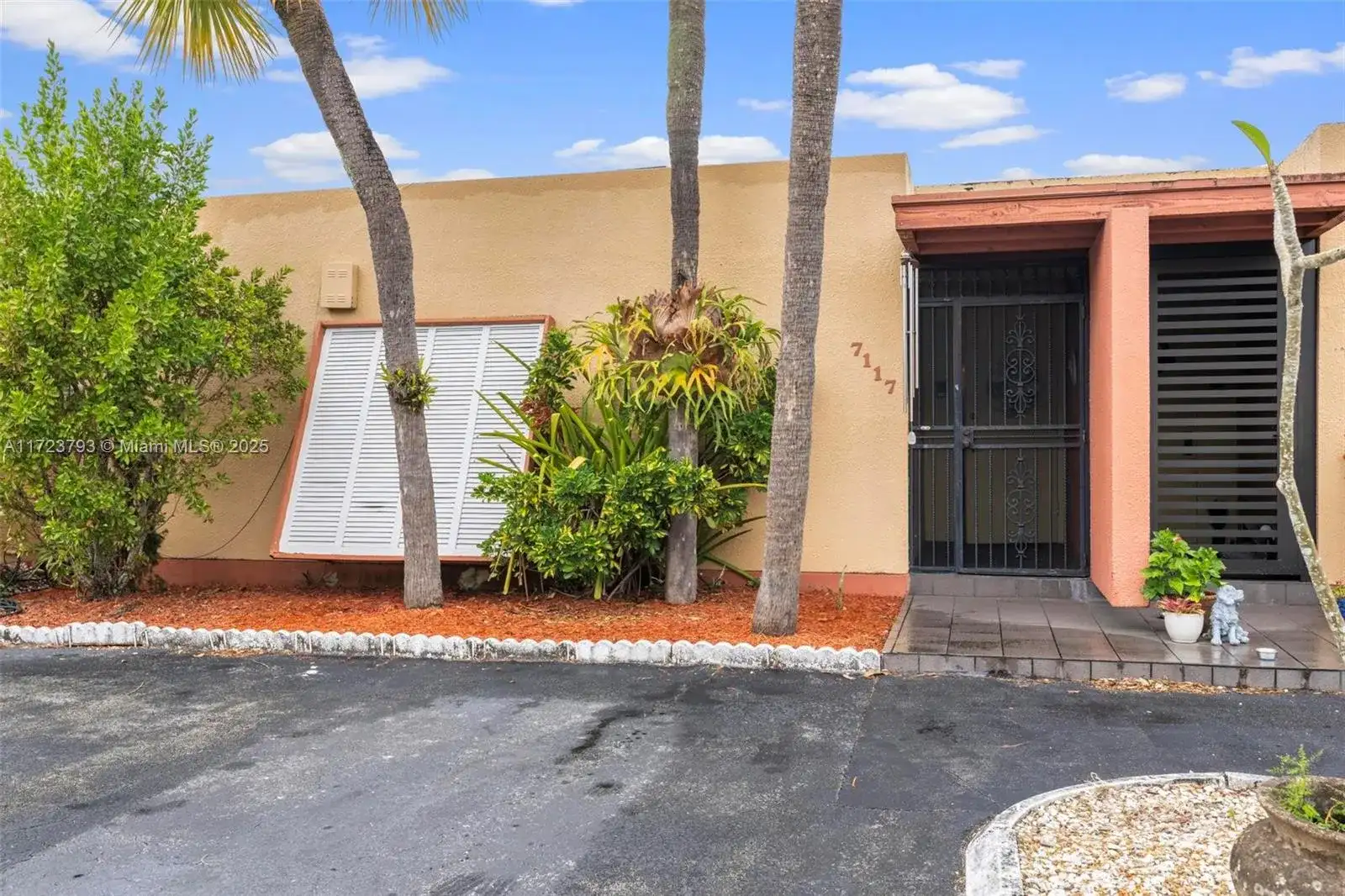 7117 Ballantrae Ct, Miami Lakes FL 33014 photo 3