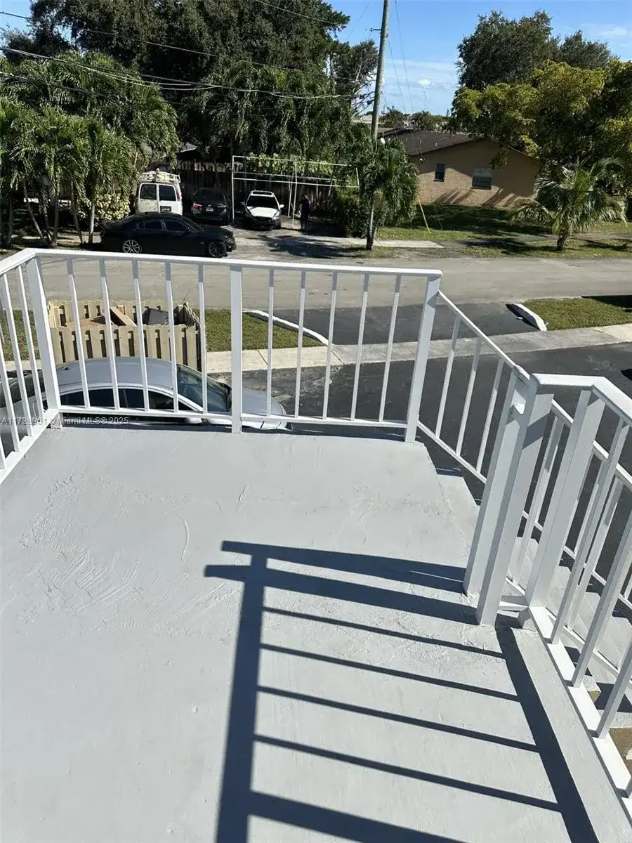 6101 Garfield St, Hollywood FL 33024 photo 2