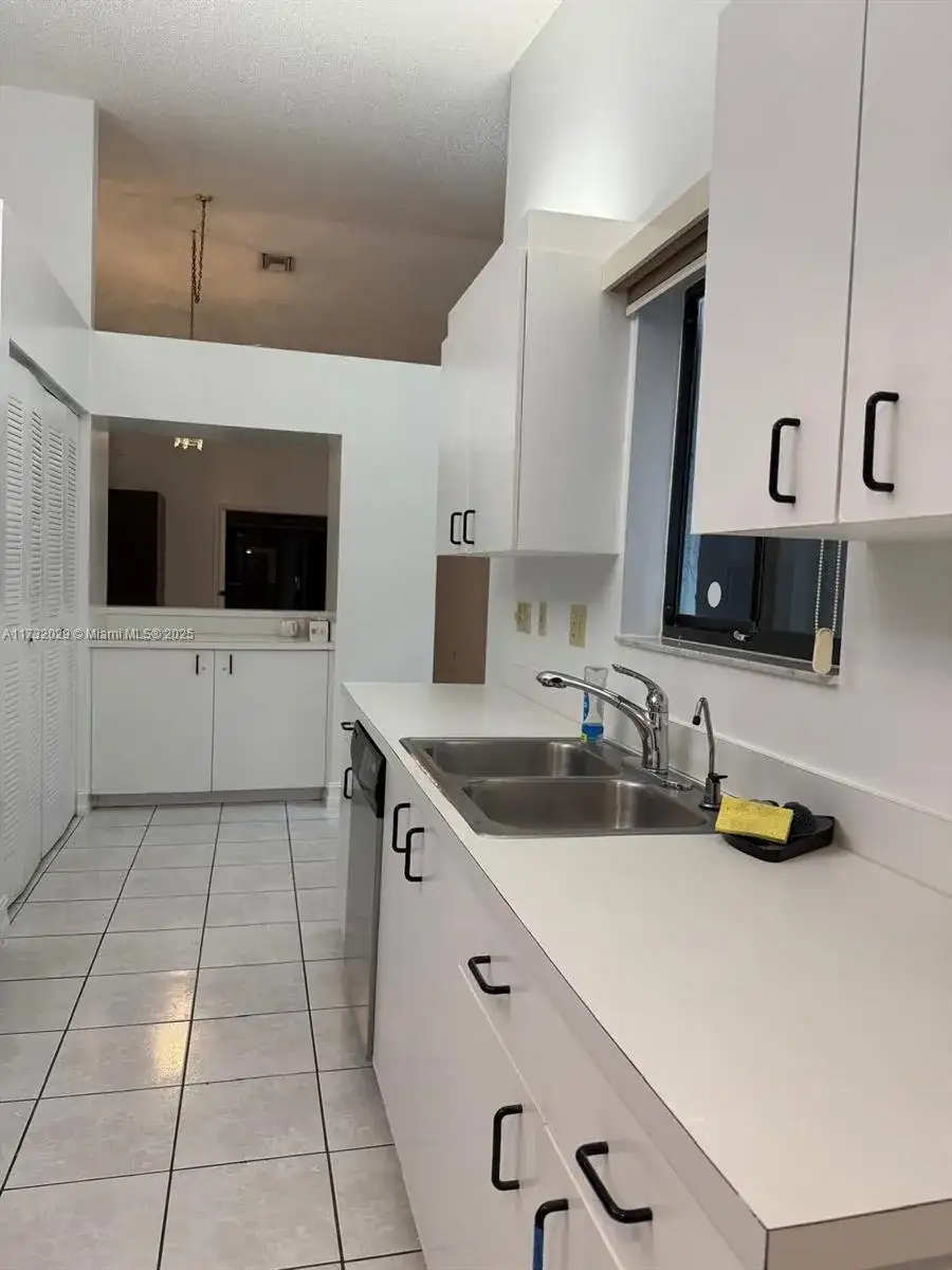 8204 NW 100th Ln, Tamarac FL 33321 photo 2
