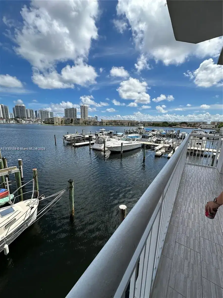 18031 Biscayne Blvd, Aventura FL 33160 photo 4
