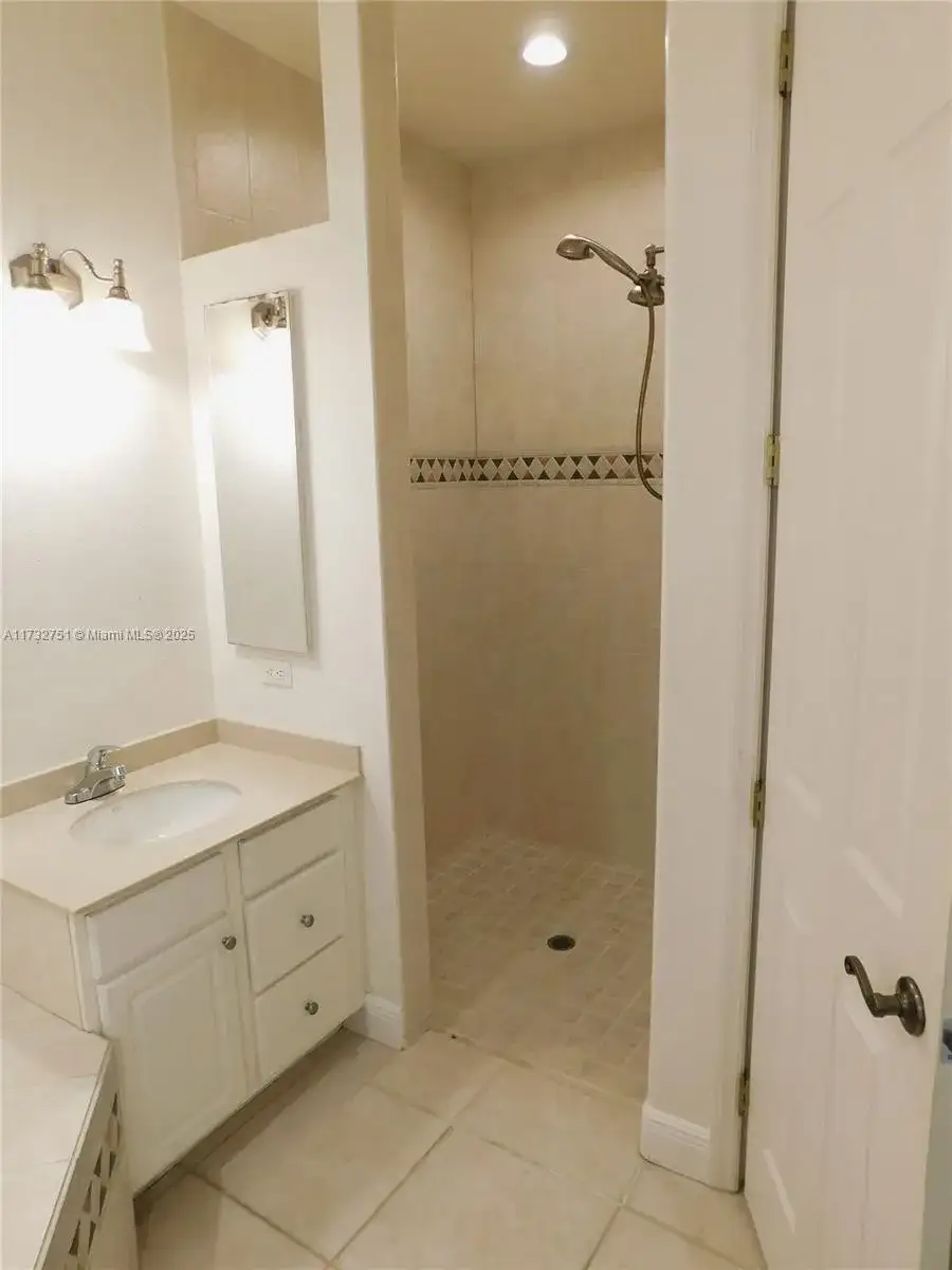 617 SE 7 ST, Cape Coral FL 33990 photo 3