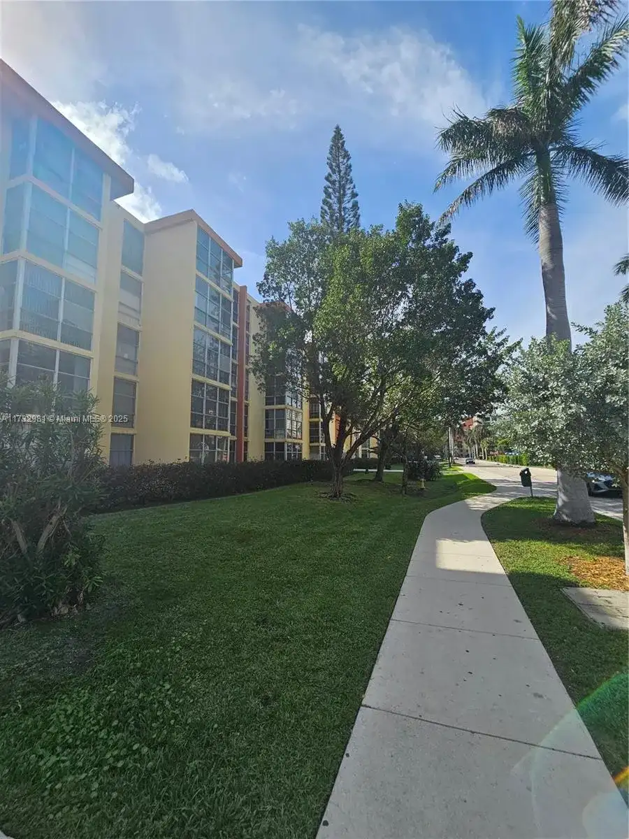 200 172nd St # 102, Sunny Isles Beach FL 33160 photo 2