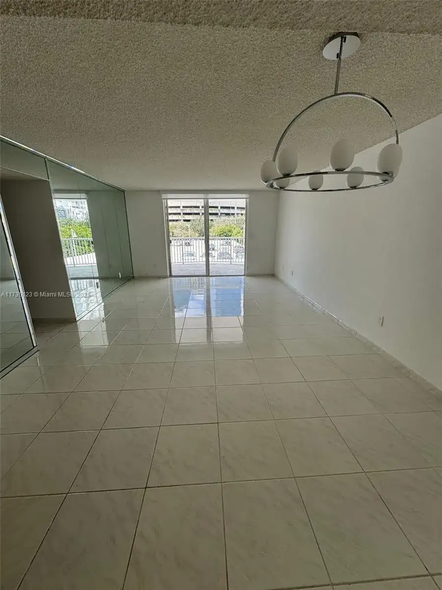 1420 Brickell Bay Dr, Miami FL 33131 photo 4