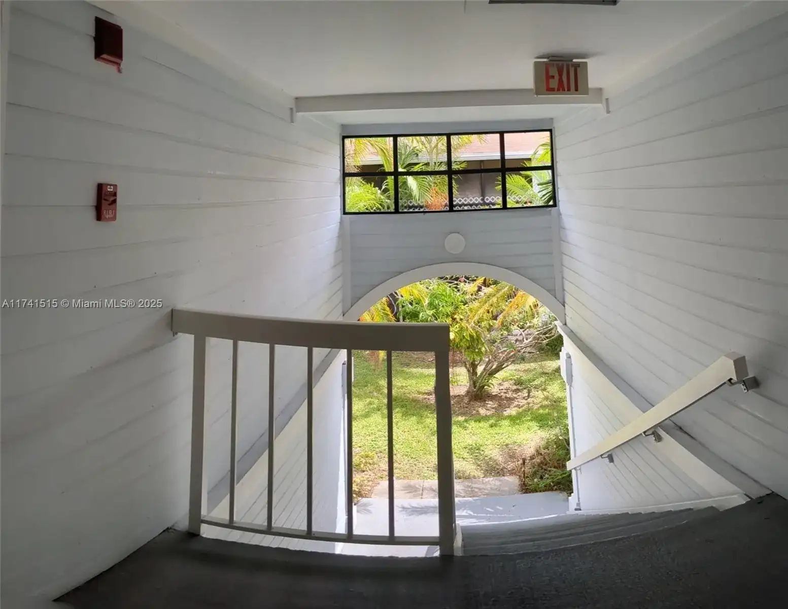 917 NE 199th St # 206, Miami FL 33179 photo 2