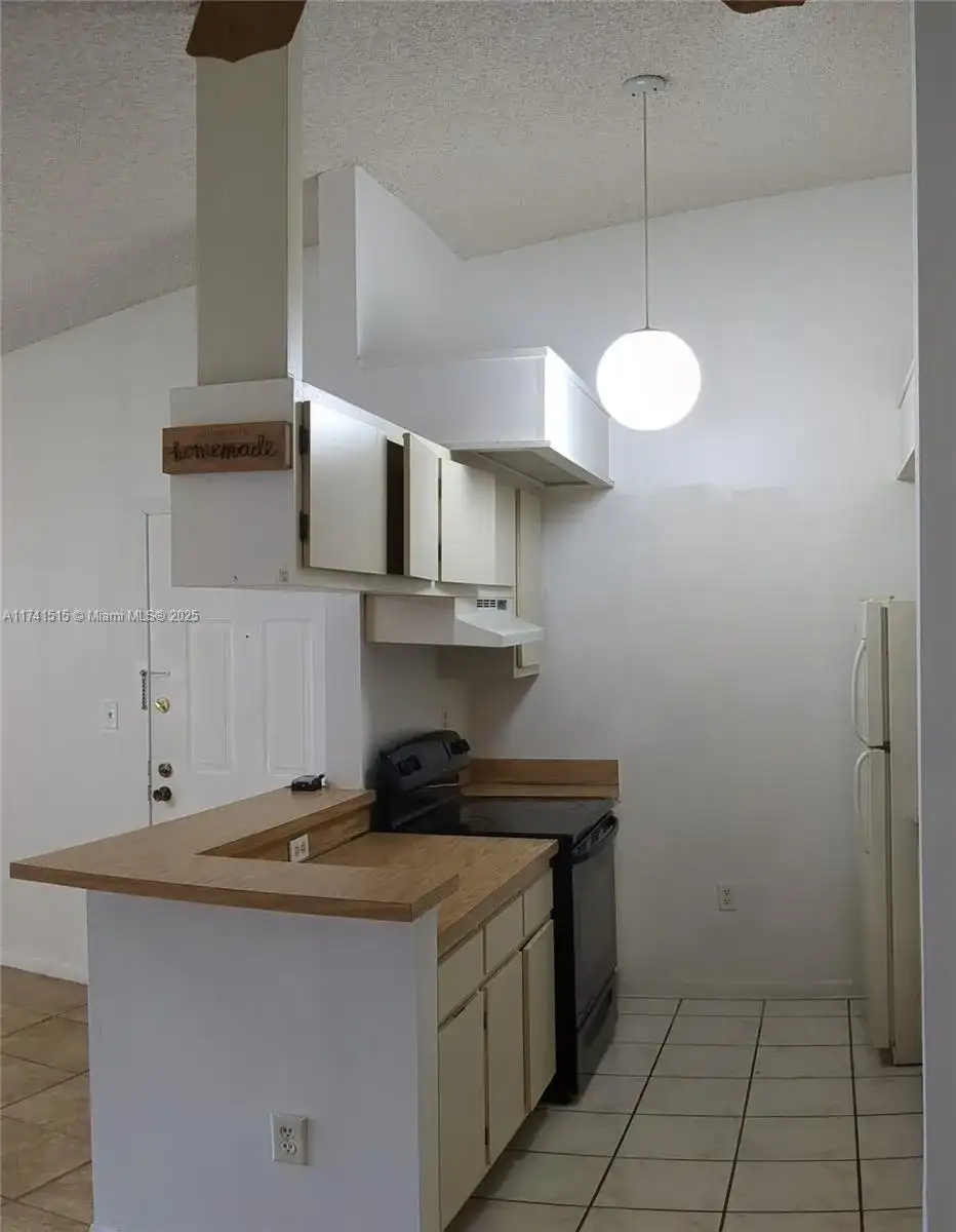 917 NE 199th St # 206, Miami FL 33179 photo 4