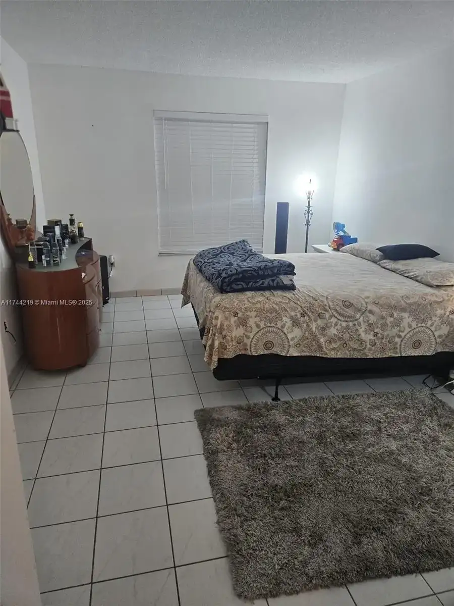 5201 NW 7th St # 403, Miami FL 33126 photo 2