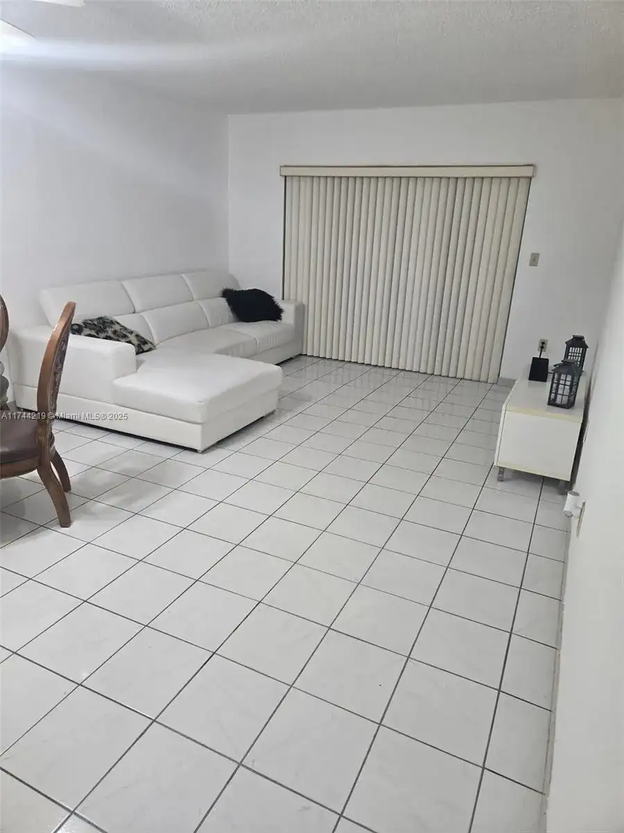 5201 NW 7th St # 403, Miami FL 33126 photo 5