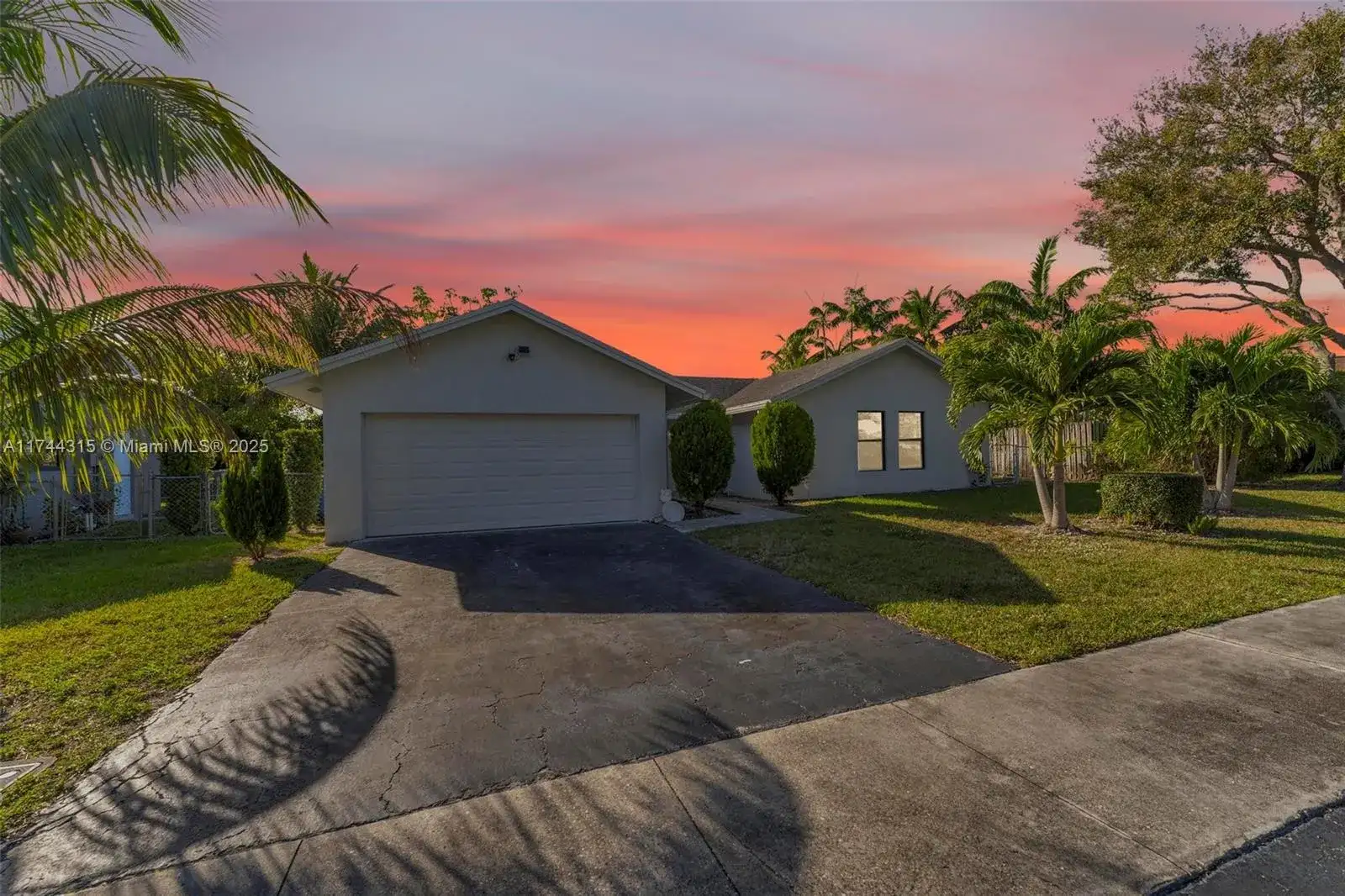 4299 NW 18th Ter, Oakland Park FL 33309 photo 2