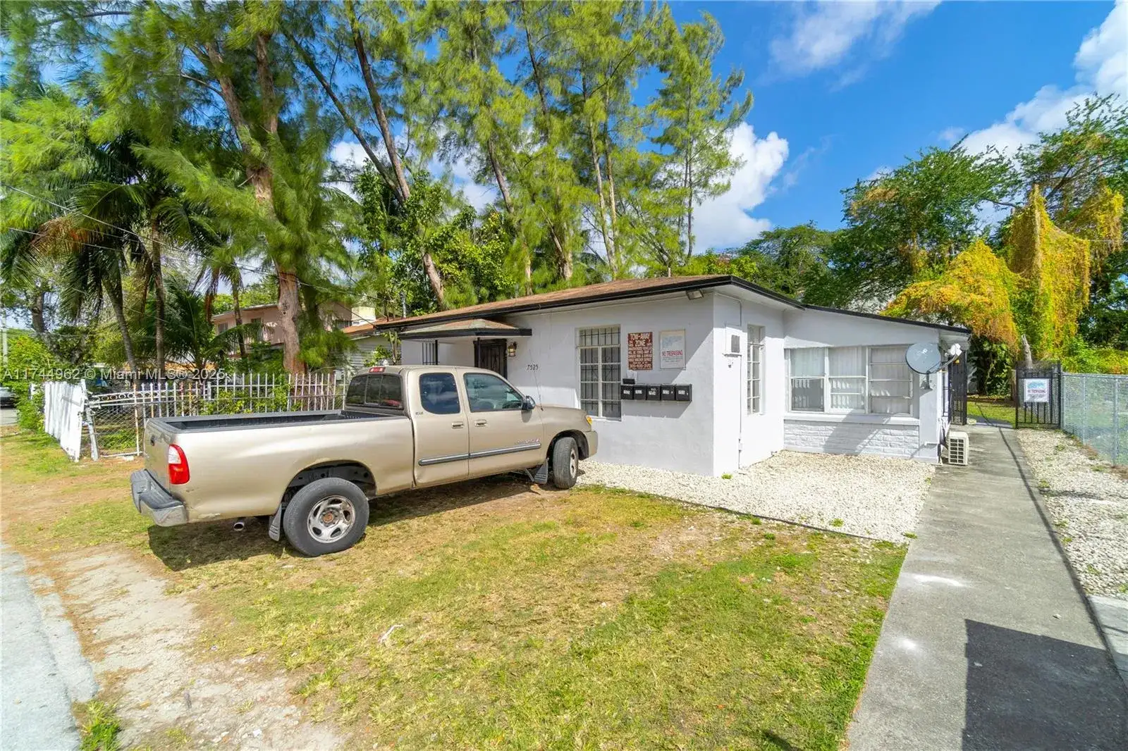 7525 NE Miami Ct, Miami FL 33138 photo 3