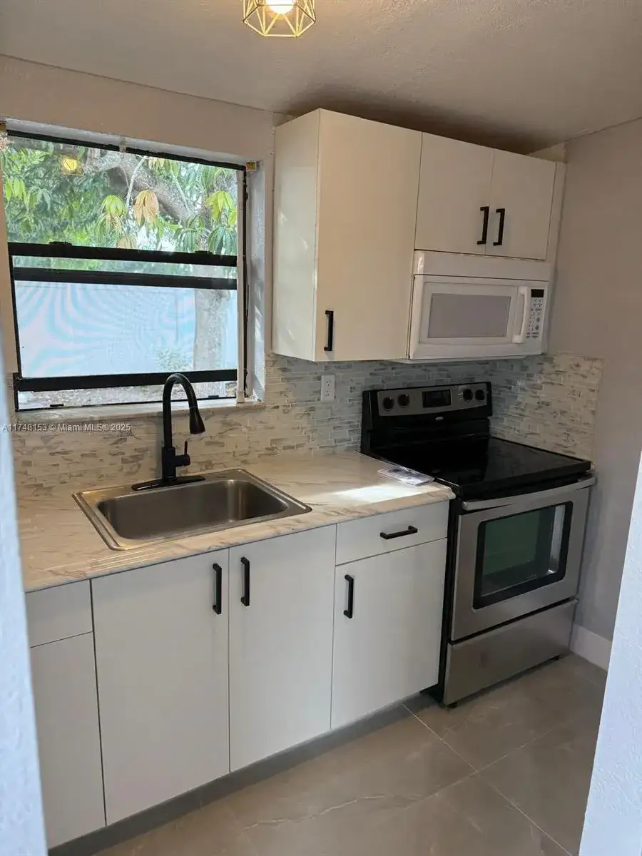 5641 SW 39th St, West Park FL 33023 photo 2
