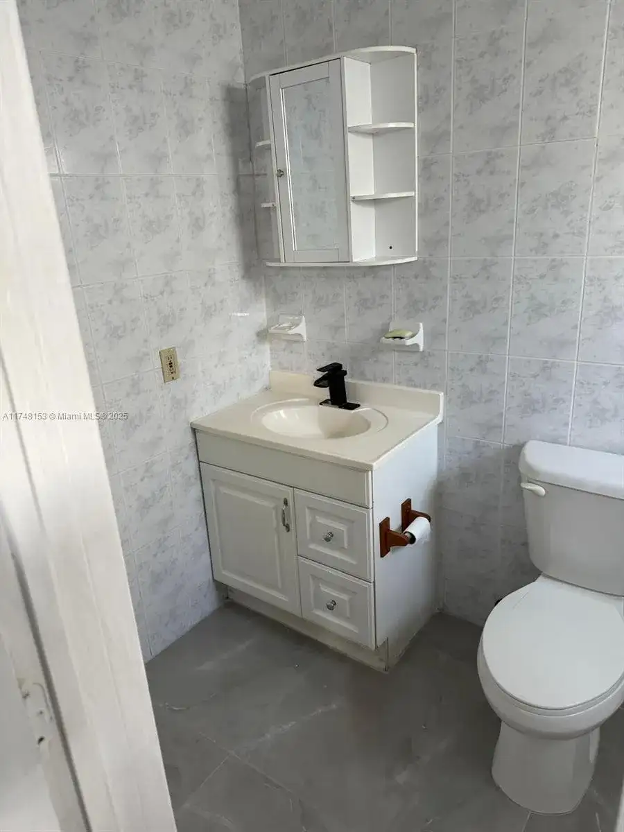 5641 SW 39th St, West Park FL 33023 photo 3
