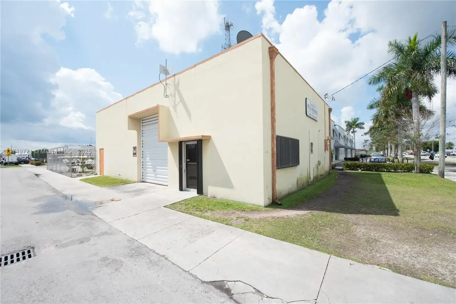 504 W Mowry Dr, Homestead FL 33030 photo 3