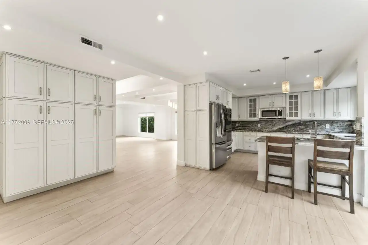 20205 W Oak Haven Cir, Miami FL 33179 photo 4