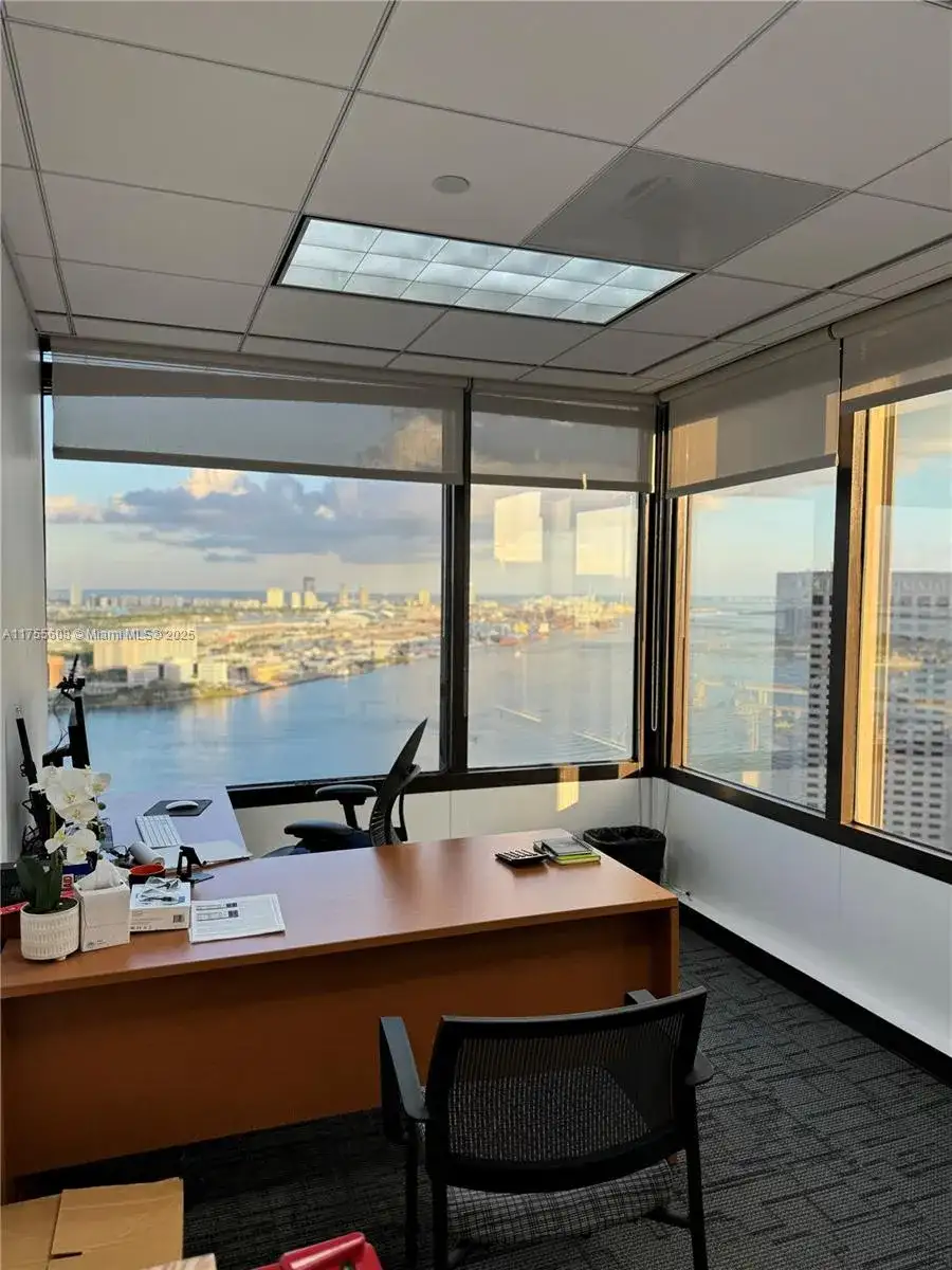 2 S Biscayne Blvd # 3200, Miami FL 33131 photo 4