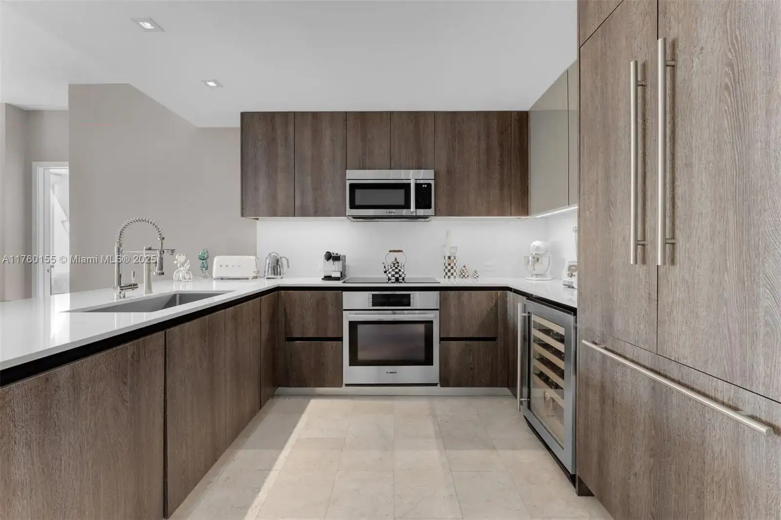 68 SE 6th St # 1404, Miami FL 33131 photo 4
