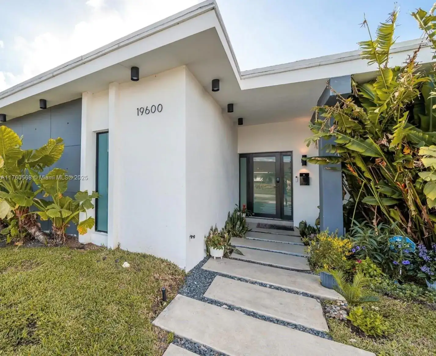 19600 NE 19th Ave, Miami FL 33179 photo 3