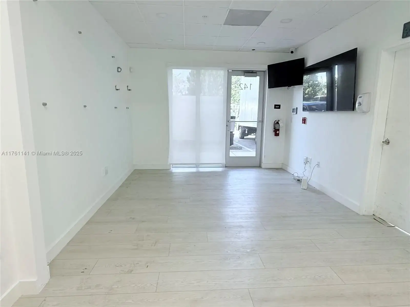10891 NW 17th St, Sweetwater FL 33172 photo 2