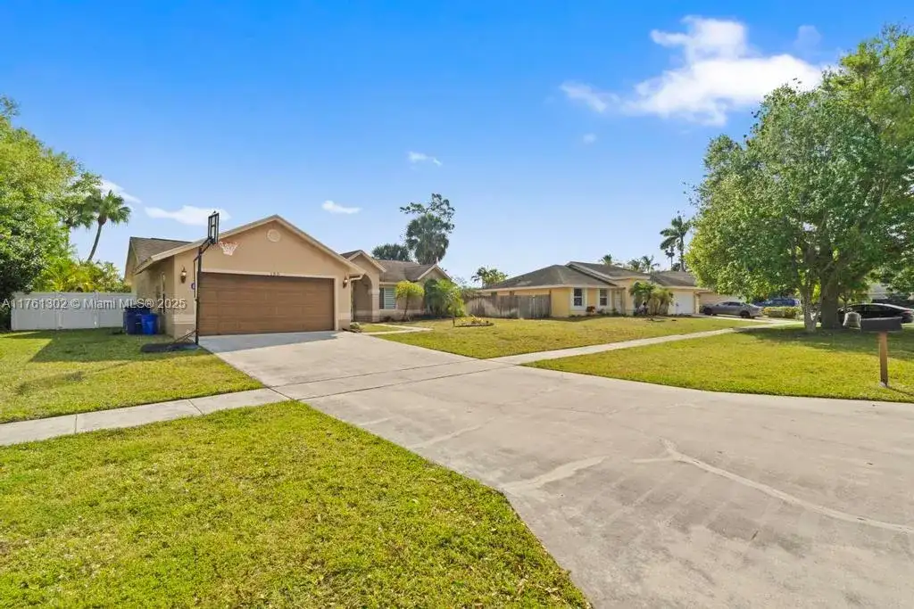 155 Kings Way, Royal Palm Beach FL 33411 photo 3