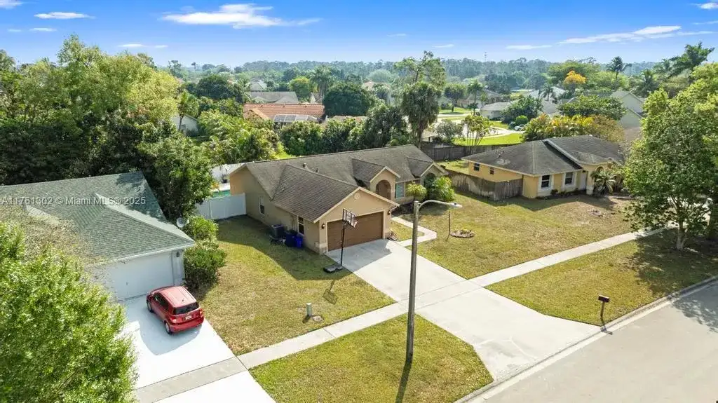 155 Kings Way, Royal Palm Beach FL 33411 photo 4