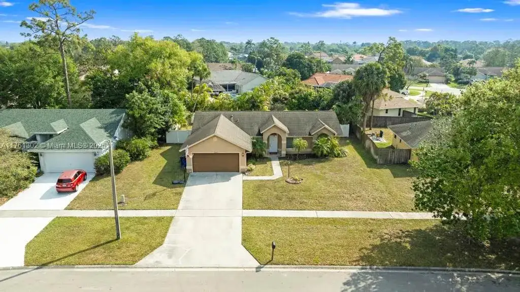 155 Kings Way, Royal Palm Beach FL 33411 photo 5