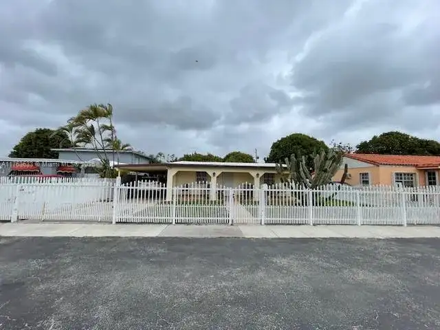 261 E 37th St, Hialeah FL 33013 photo 2