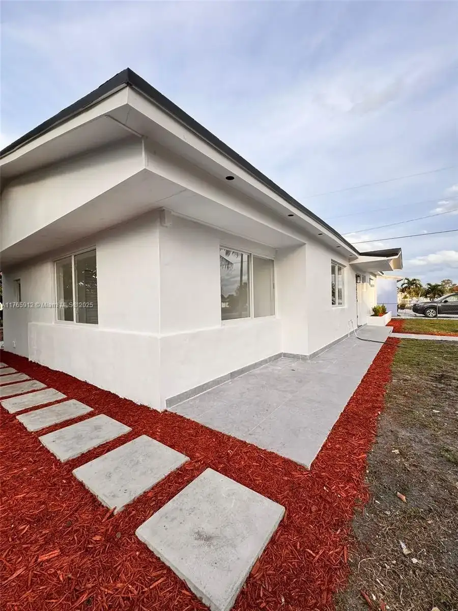 2421 NW 180th Ter, Miami Gardens FL 33056 photo 3