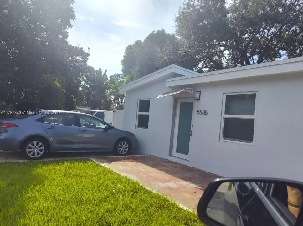 5636 Arthur St, Hollywood FL 33021 photo 2