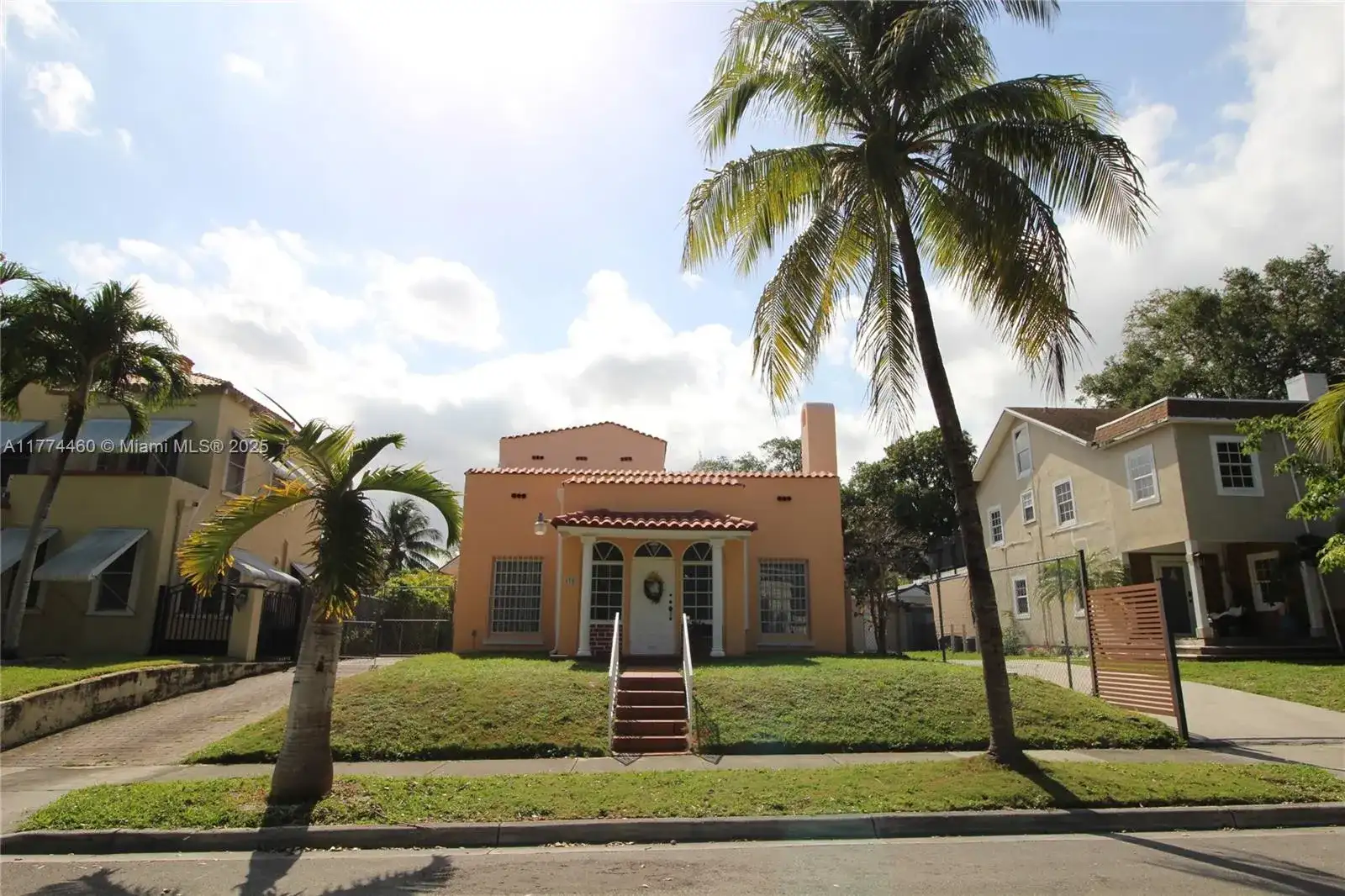 870 NW 14th Ct, Miami FL 33125 photo 2