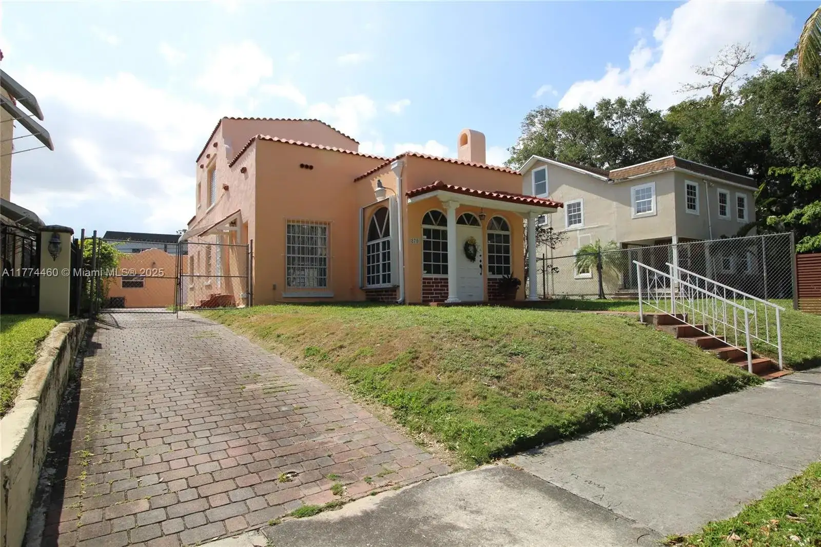 870 NW 14th Ct, Miami FL 33125 photo 3