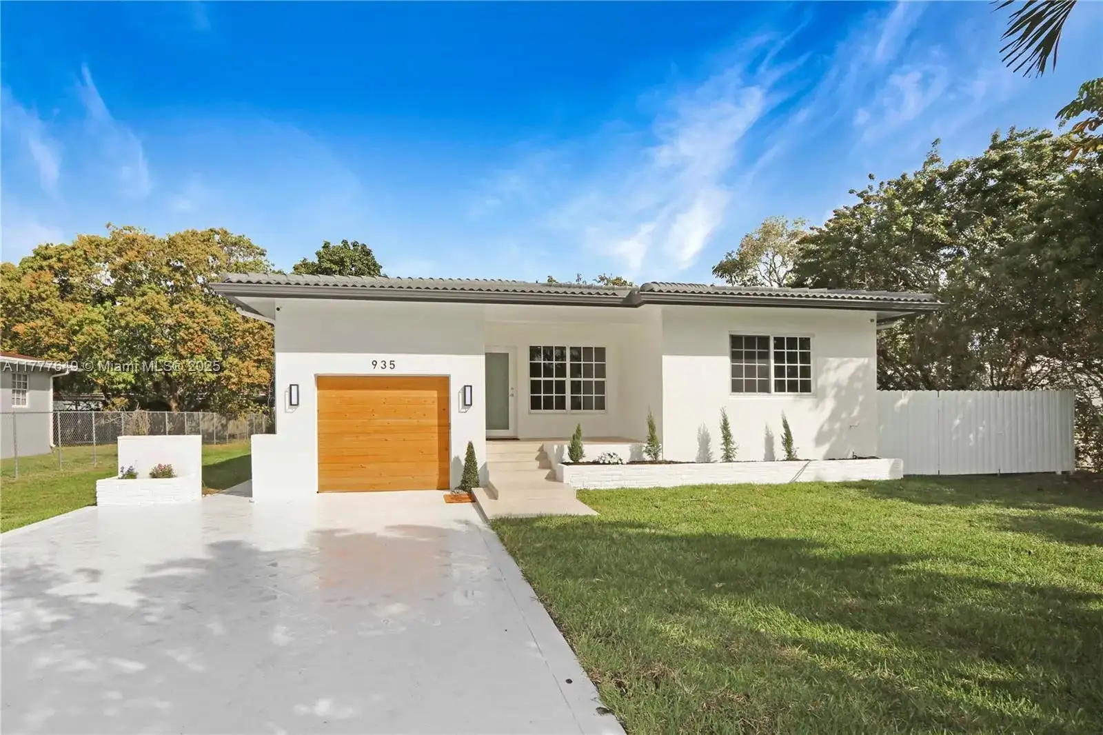 935 NE 136th St, North Miami FL 33161 photo 2
