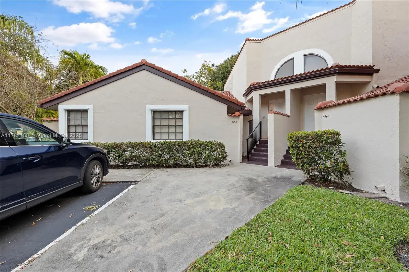 9239 W Sunrise Blvd, Plantation FL 33322 photo 2