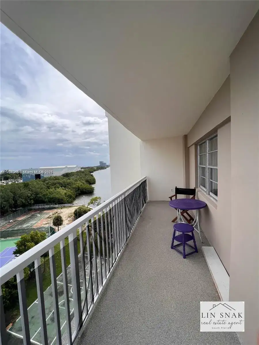 300 Bayview Dr # 915, Sunny Isles Beach FL 33160 photo 2