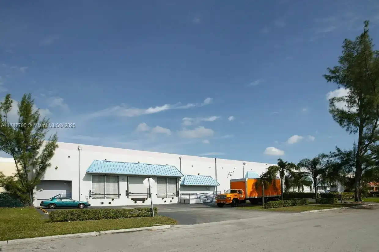 7101 NW 51st St, Miami FL 33166 photo 2