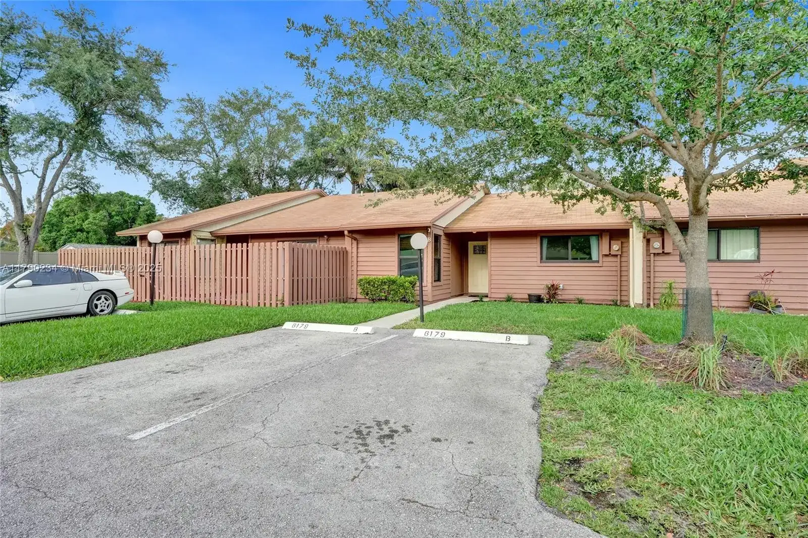 6179 Pine Tree Ln, Tamarac FL 33319 photo 2