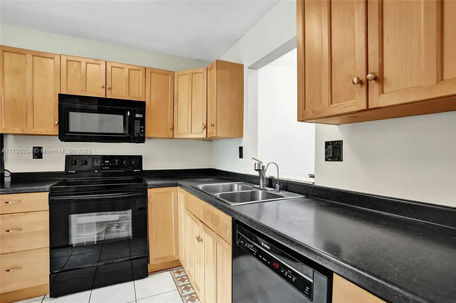 6179 Pine Tree Ln, Tamarac FL 33319 photo 5