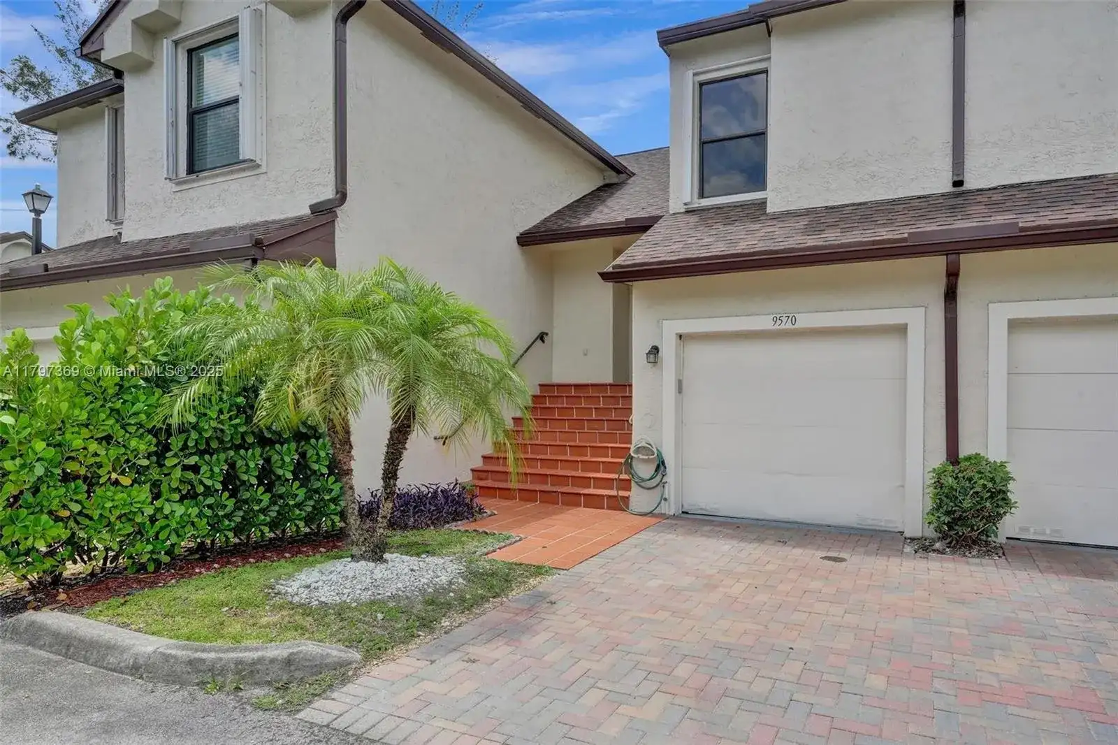 9570 SW 3rd Ct, Pembroke Pines FL 33025 photo 3
