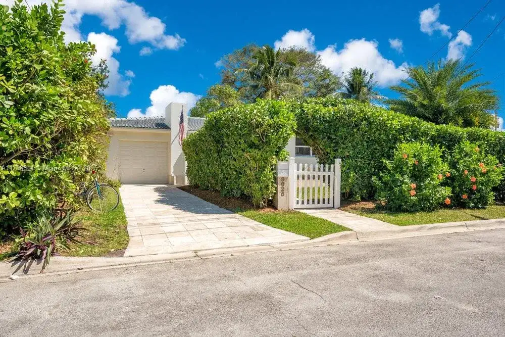 9025 Hawthorne Ave, Surfside FL 33154 photo 4