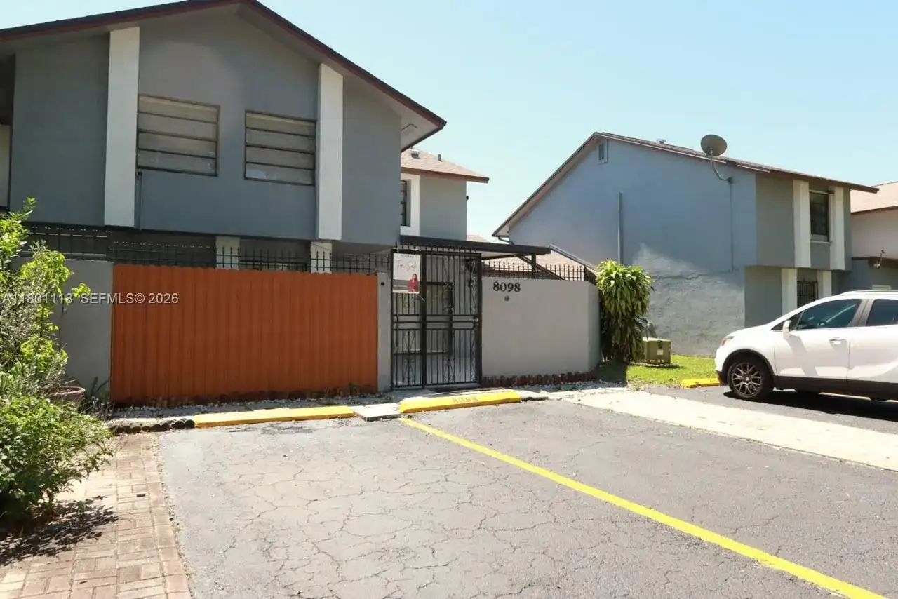 8098 NW 99th Ter, Hialeah Gardens FL 33016 photo 2