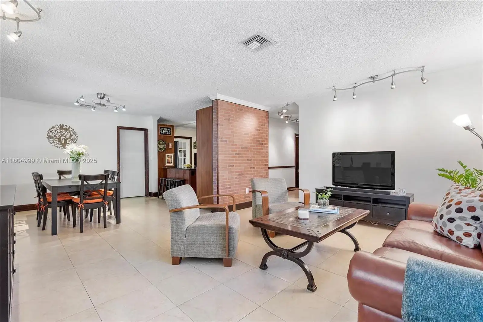 1693 NE 171st St, North Miami Beach FL 33162 photo 2