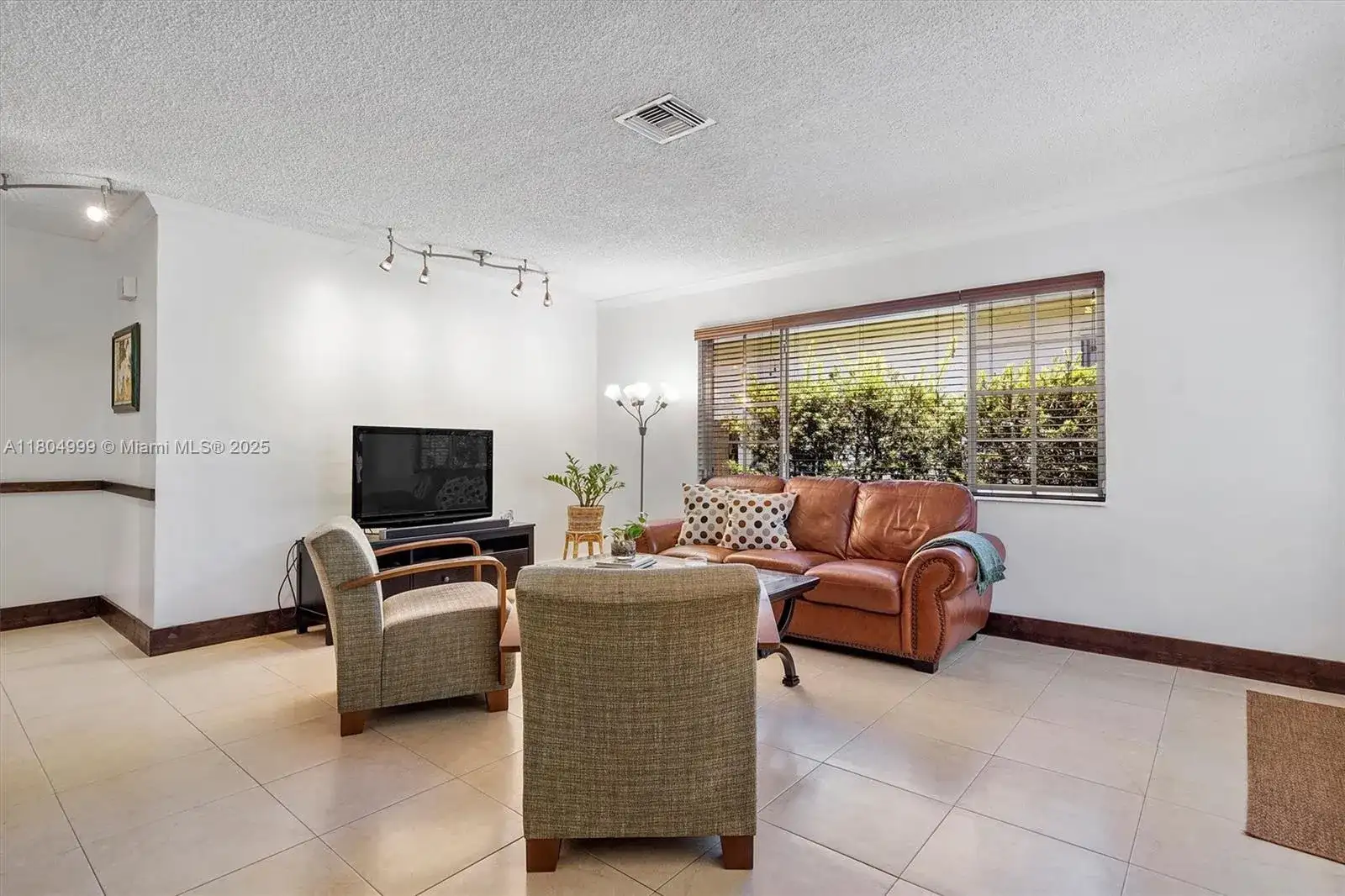 1693 NE 171st St, North Miami Beach FL 33162 photo 4